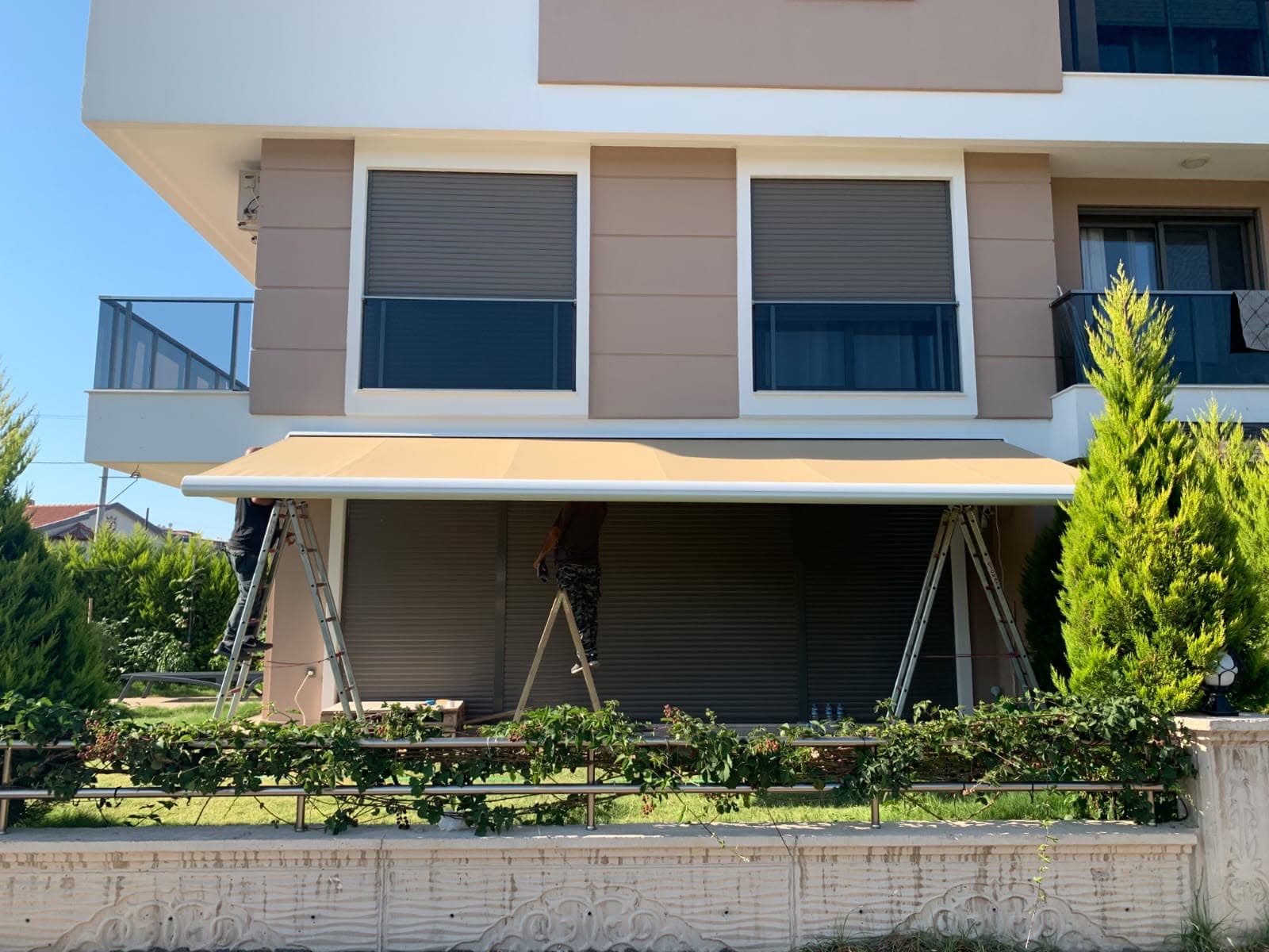 Villa cephesinde açık konumda kasetli tente